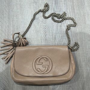 GUCCI
Pebbled Calfskin Medium Soho Flap Crossbody Camelia